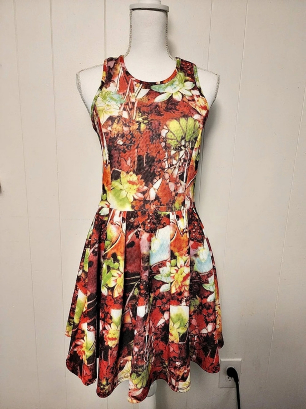 Romeo + Juliet Couture Floral Mini Dress in Red & Green Size Medium Like New